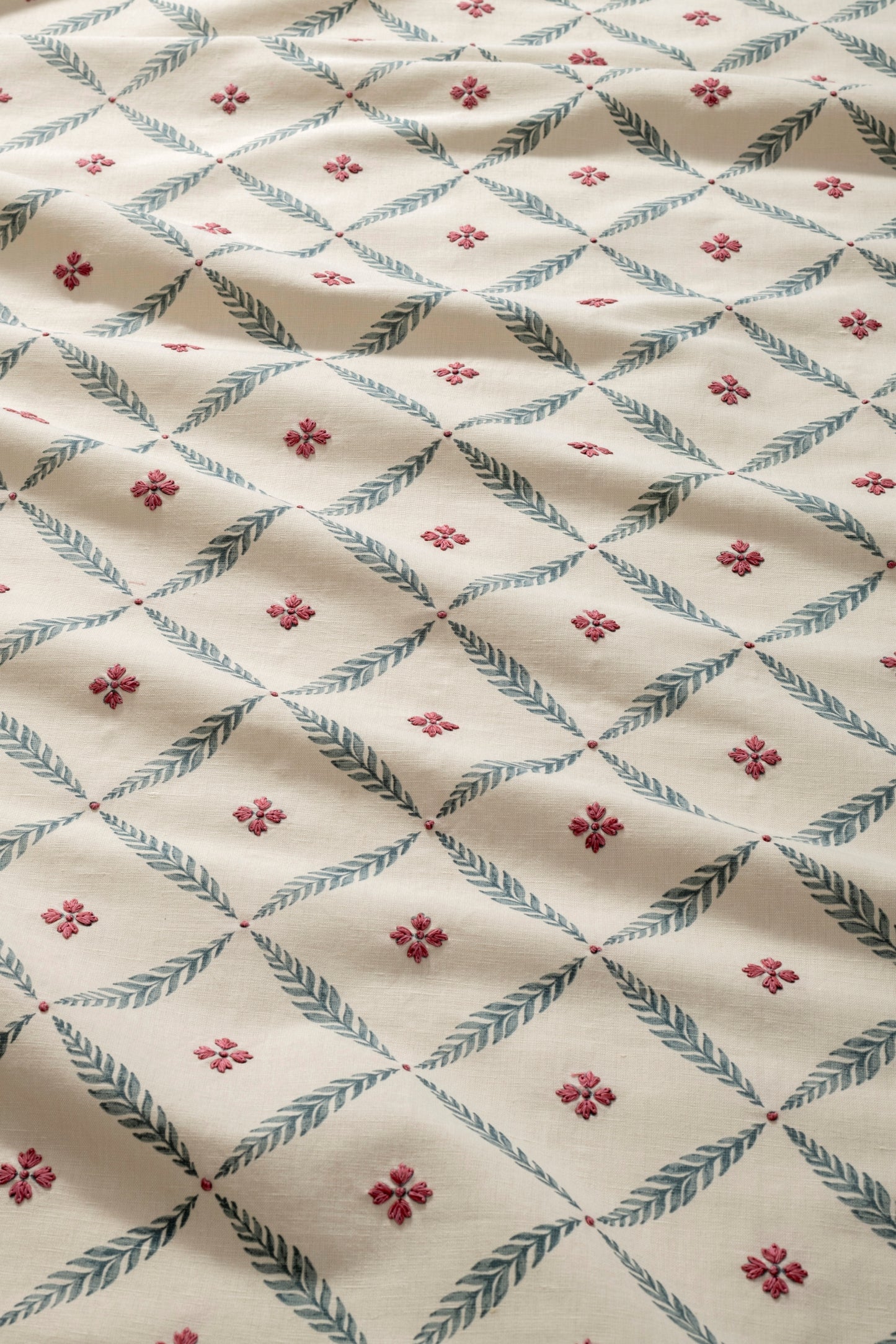 Poppy Trellis in Pale Pink